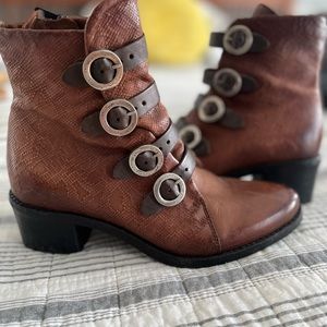 Miz Mooz size 38  color Fawn